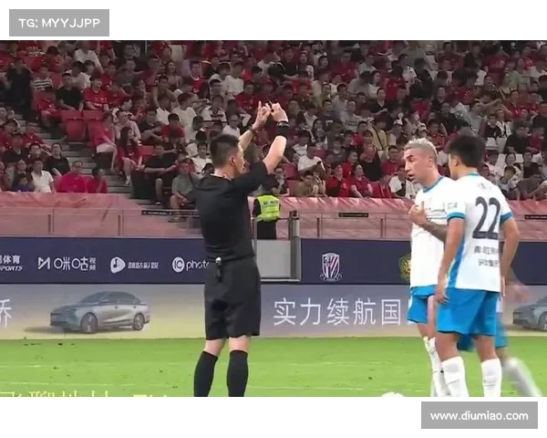 绝平时刻派桑杜替补席冲入场主帅踩水瓶滑倒成热搜焦点 绝平时刻派桑杜替补席冲入场主帅踩水瓶滑倒成热搜焦点